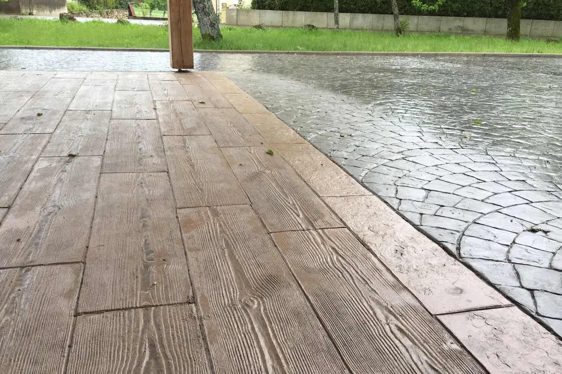 Imitación de hormigón impreso a madera en el patio trasero de un hogar.